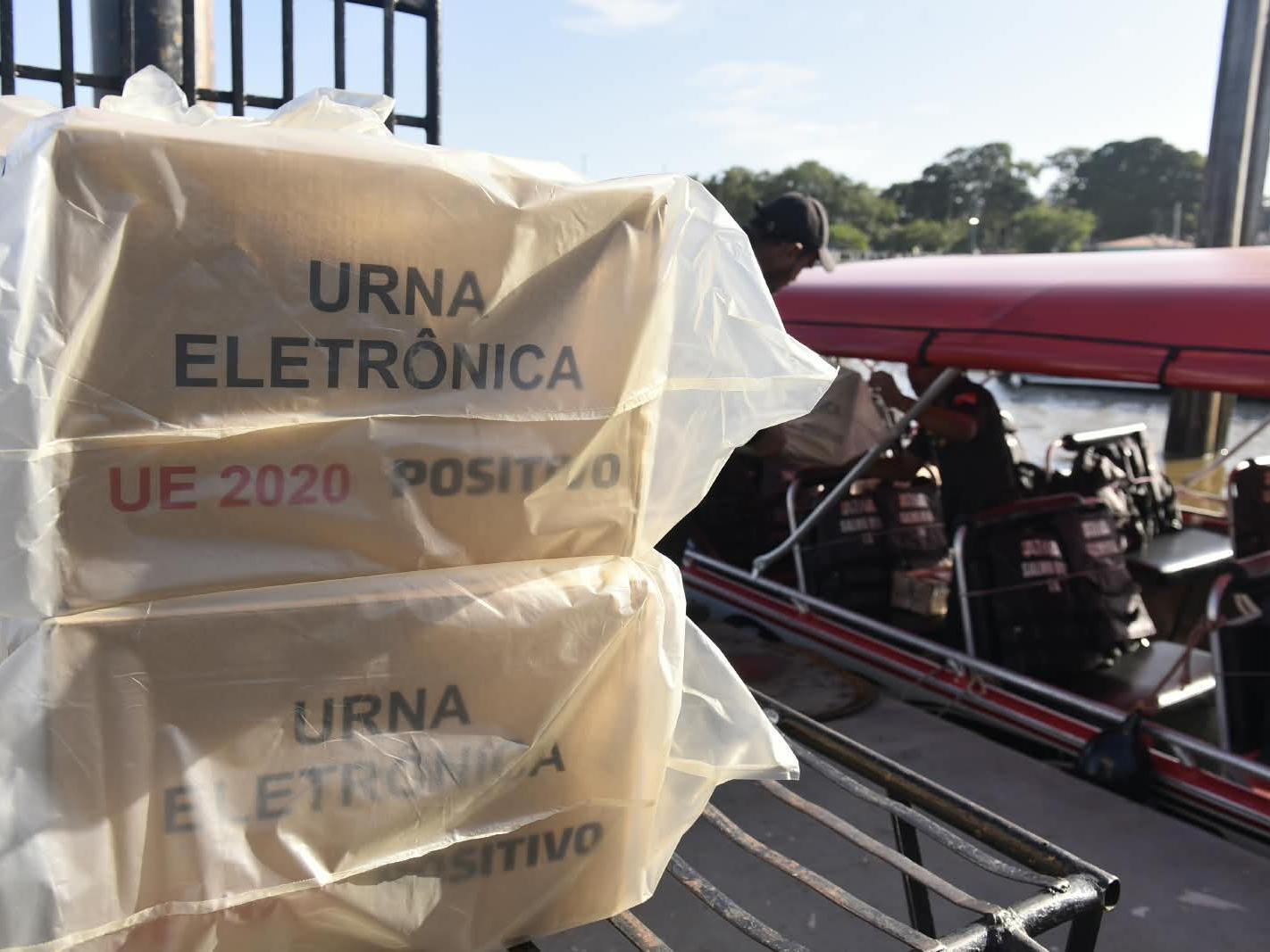 Urnas eletrônicas do primeiro turno das eleições são levadas para a ilha de Cotijuba, em Belém